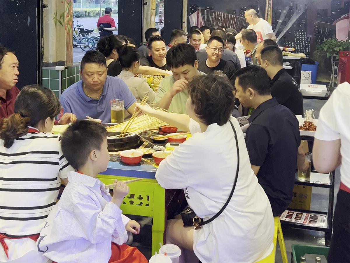 串串香加盟品牌店开业时应如何吸引消费者呢